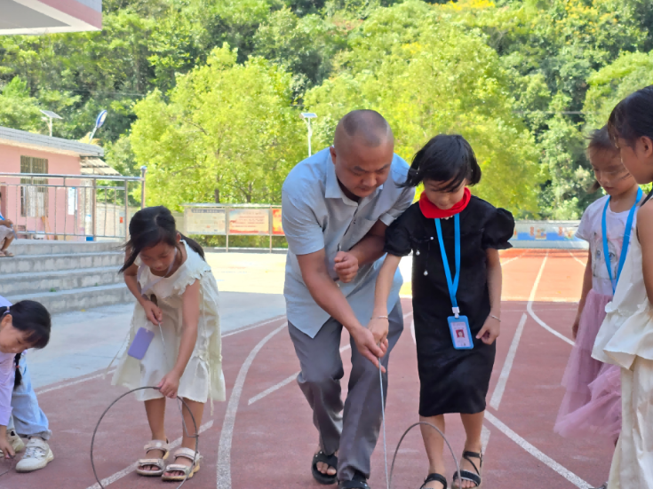 “师爷爷”和他的乡村教育“接力赛”——记侗乡教师龙家云廿六载守望