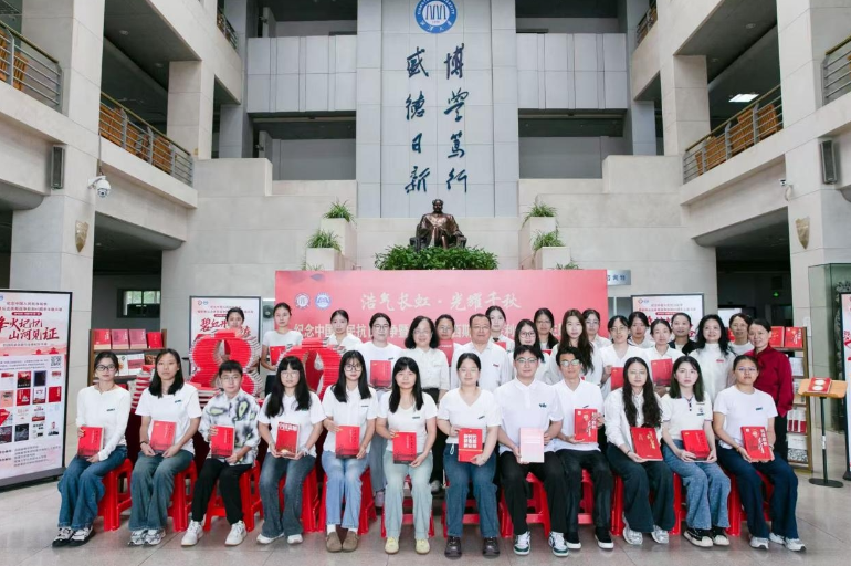 湘潭大学：纪念中国人民抗日战争暨世界反法西斯战争胜利80周年红色书展举行