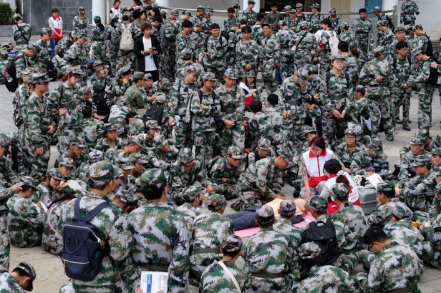 南华大学：研究生担任讲师为军训新生开设心肺复苏必修课