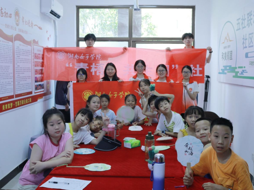 【2025三下乡】湖南女子学院：科技点亮童心！AR教学为非遗传承注入青春活力