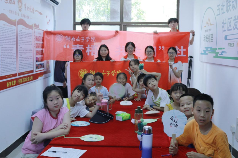 【2025三下乡】湖南女子学院：科技点亮童心！AR教学为非遗传承注入青春活力