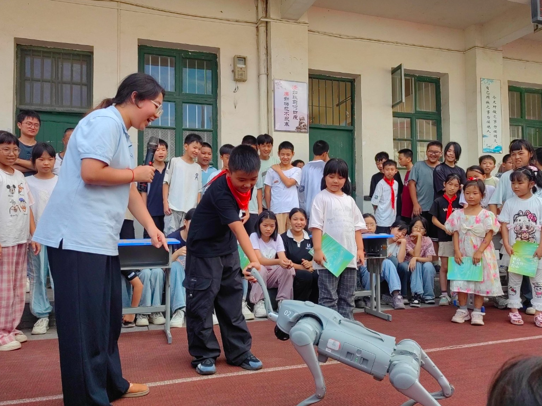 新晃黄雷学校：科技之光点亮乡村课堂