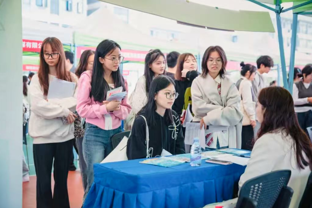 湘潭理工学院：2026届毕业生校园供需见面专场招聘会举行