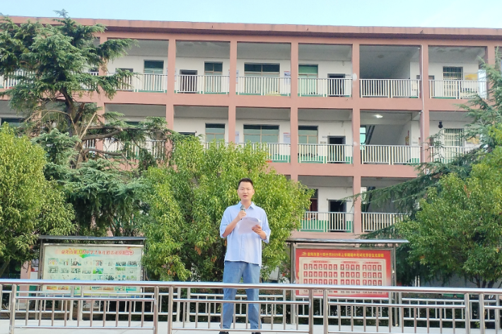 新学期校长说 | 益阳市第十四中学陈龙：以初心为灯，与少年同行
