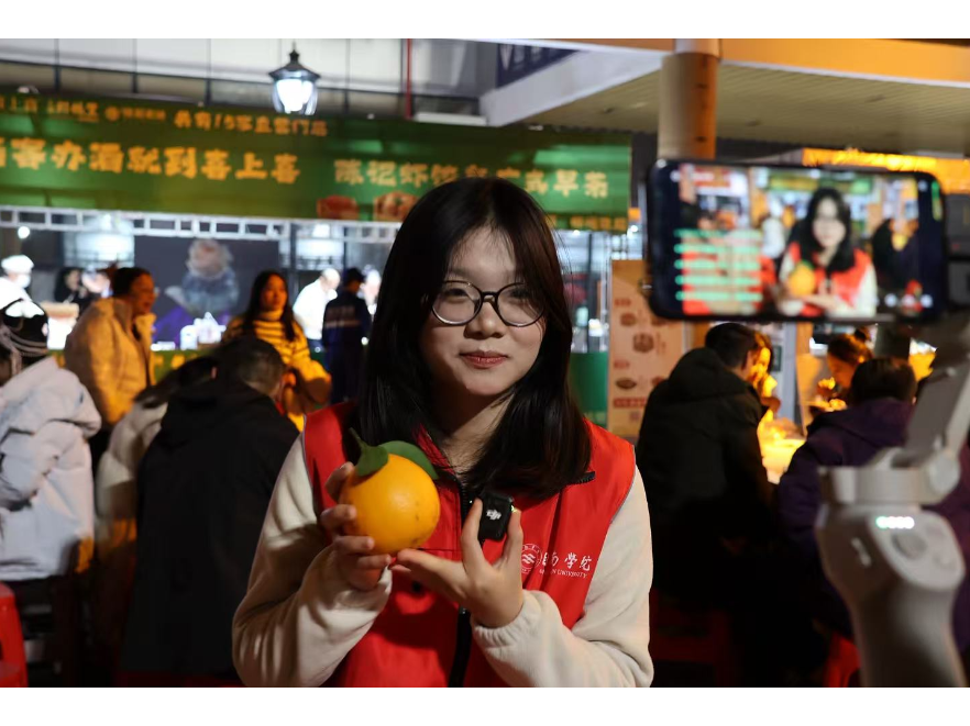 脐橙满枝学子助，湘超赛场架起暖心“销售桥”