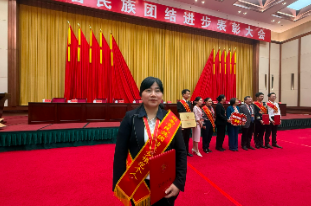 向灵利：石榴花开满园芳