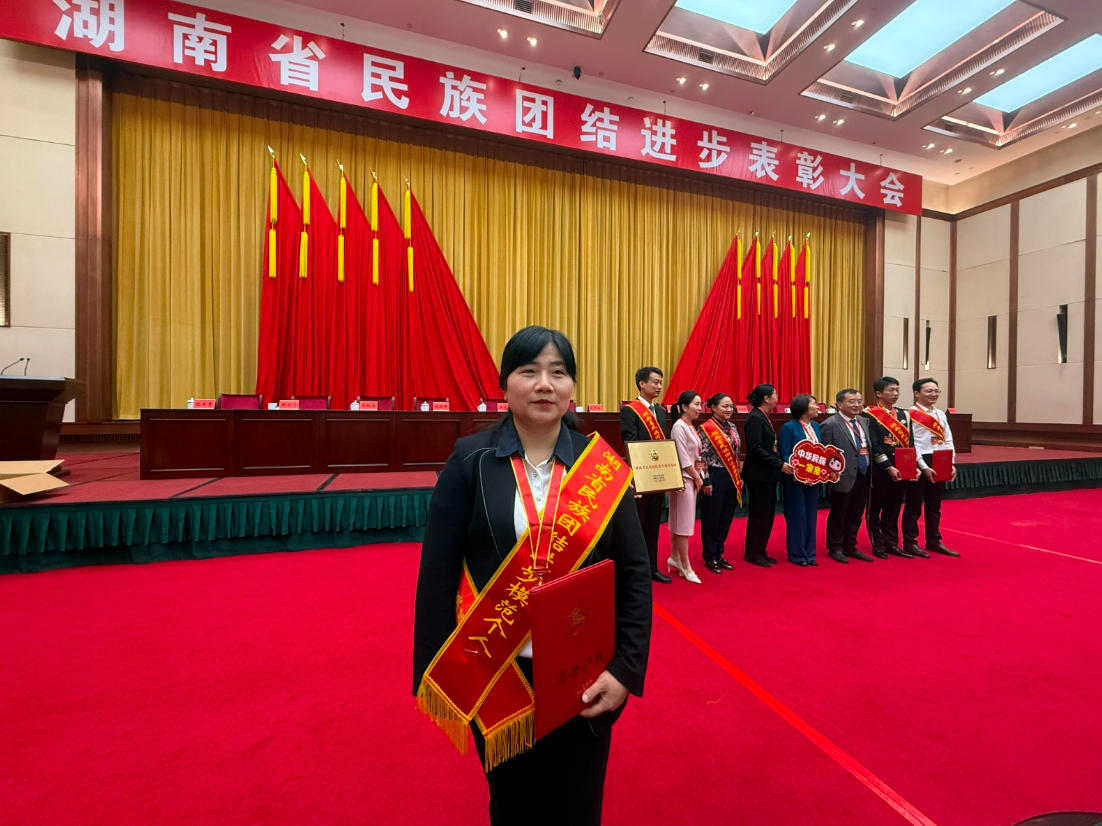 向灵利：石榴花开满园芳