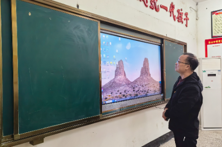鼎城区沧山中学：校长当起了“修理工” 为课堂保驾护航