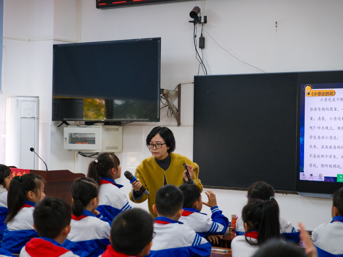 蓝山县教育局携手新华书店举办2025秋季小学阅读观摩教学活动