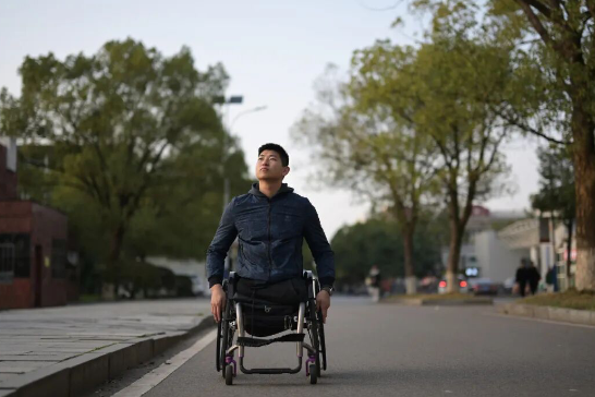 彭兰溪：用双臂撑起求学梦的“无腿少年”