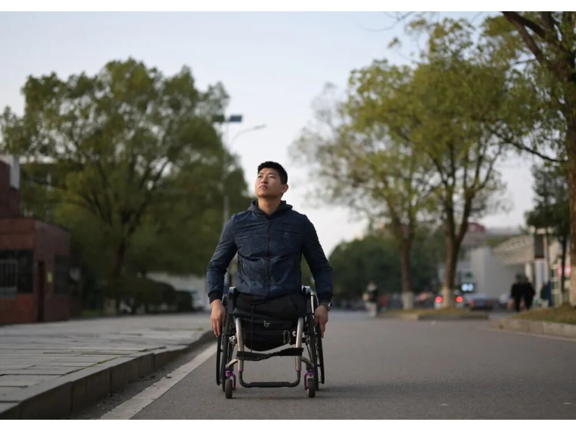 彭兰溪：用双臂撑起求学梦的“无腿少年”