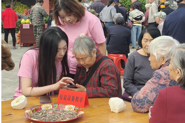 湖南女子学院：暖心服务进乡村，“银发族”家门口玩转智能手机