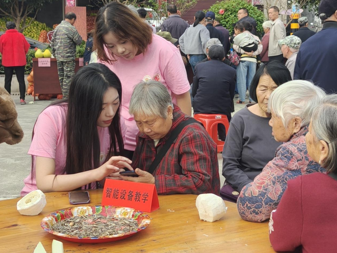 湖南女子学院：暖心服务进乡村，“银发族”家门口玩转智能手机