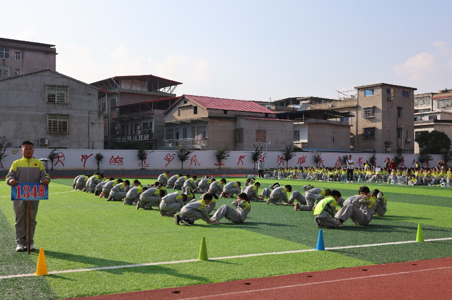 南县城西中学教育集团：飒！新生操场上演“青春大片”