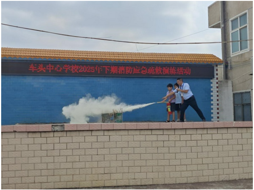 嘉禾县车头中心学校：消防演练强技能 平安校园筑根基