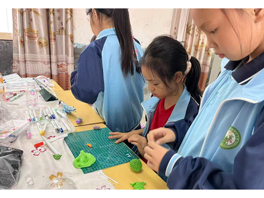 衡阳县杉桥镇中心小学：书画名家进校园  翰墨丹青润童心