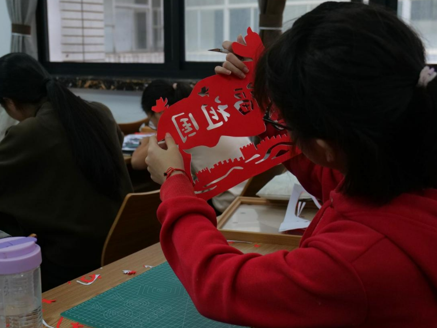 指尖生花贺华诞 湘潭大学学子体验剪纸魅力