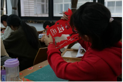 指尖生花贺华诞 湘潭大学学子体验剪纸魅力