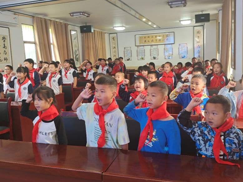 【衡阳县站】界牌镇银瓷完全小学：新队员入队 红领巾点亮强国梦