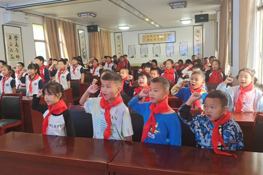 【衡阳县站】界牌镇银瓷完全小学：新队员入队 红领巾点亮强国梦