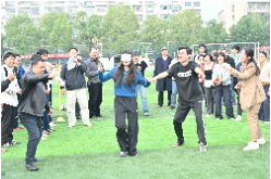 【资阳站】益阳市第六中学：老师化身“运动员”，趣味竞技嗨翻赛场