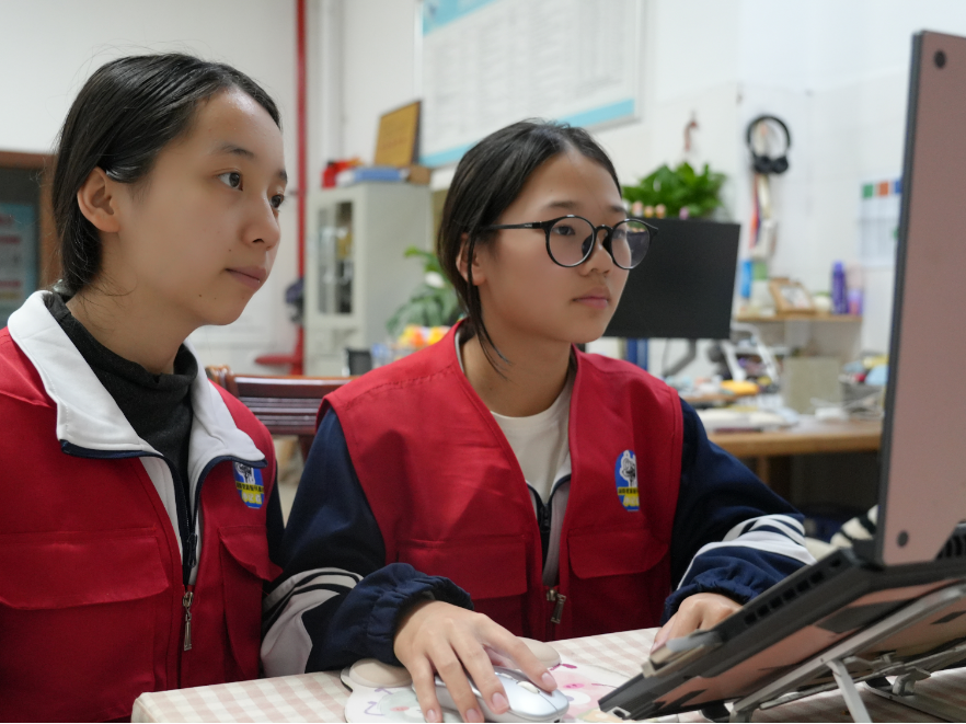 闪闪发光的小记者|【嘉禾站】第六中学：文笔书长诗 镜头绘画卷湖