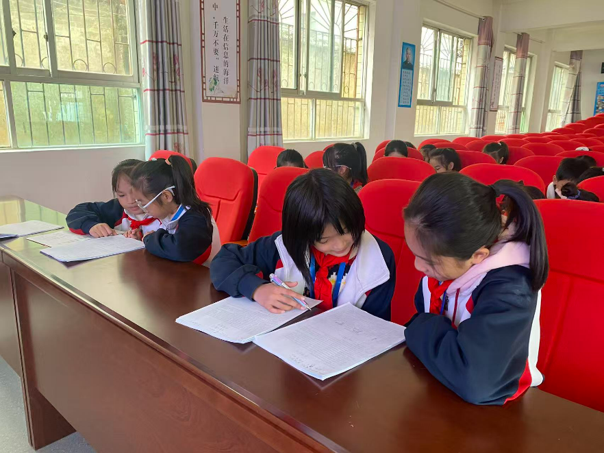 闪闪发光的小记者|【新宁县站】回龙寺镇中心小学：校园里的青春“记录者”