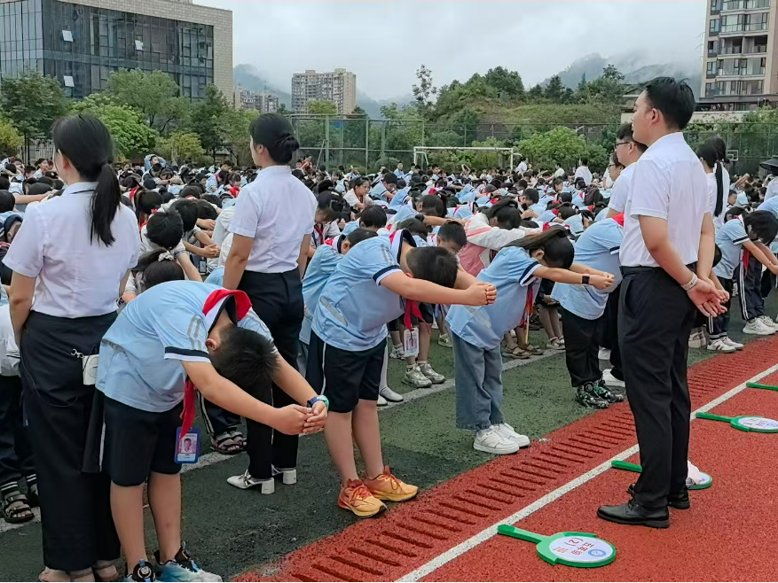 【新晃站】思源实验学校：感恩师心，趣味同行
