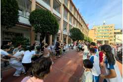 【耒阳站】前进小学：鲜花礼敬师恩，拔河凝聚师心