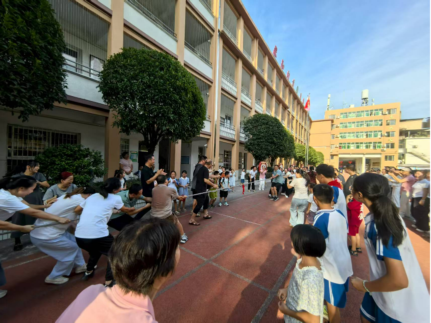 【耒阳站】前进小学：鲜花礼敬师恩，拔河凝聚师心