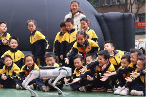 【耒阳站】实验小学：打卡机器狗、VR，玩转科技奇妙日