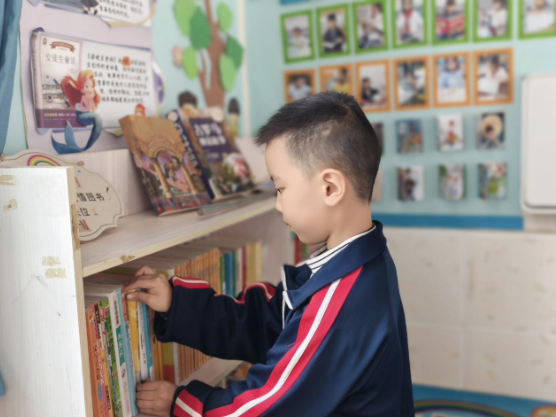 【鼎城区站】严家岗小学：班级图书角焕新颜 书香浸润新学期
