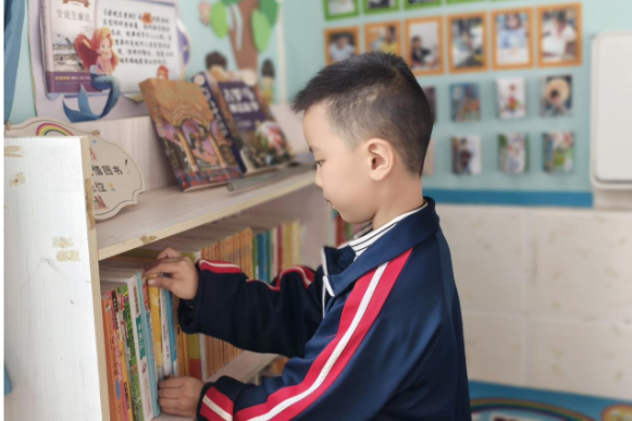 【鼎城区站】严家岗小学：班级图书角焕新颜 书香浸润新学期