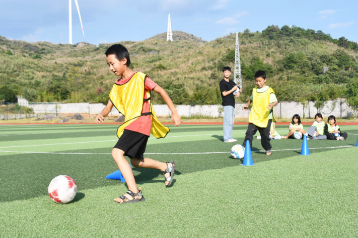 江永县：湘超“燃”起校园足球热 少年绿茵逐梦正当时