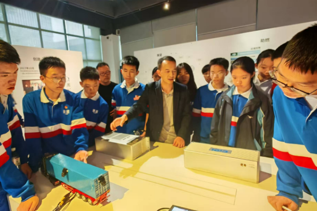 长沙雅礼中学：学子走进希迪智驾，沉浸式感受自动驾驶创新科技