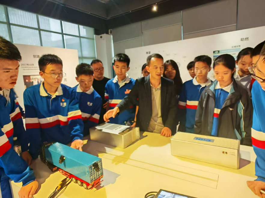 长沙雅礼中学：学子走进希迪智驾，沉浸式感受自动驾驶创新科技