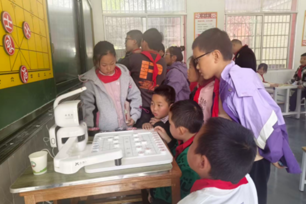 桑植县瑞塔铺小学：象棋大师进校园 点燃桑植少年“棋趣”