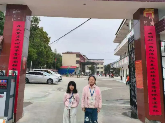 安仁县清溪中小：点亮生命之光 学子救助被困水沟老人