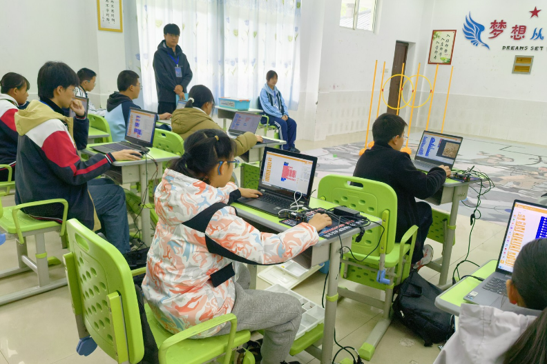 张家界市首届青少年太空机器人竞赛圆满落幕