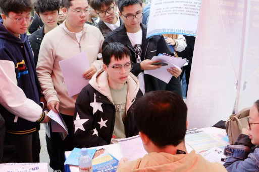 湖南科技大学2025年秋季毕业生供需见面会举行