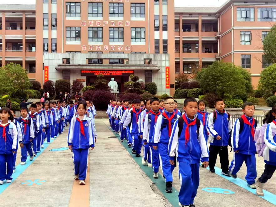 邵东市城区四小：放学路队展文明 打造校门口靓丽风景线