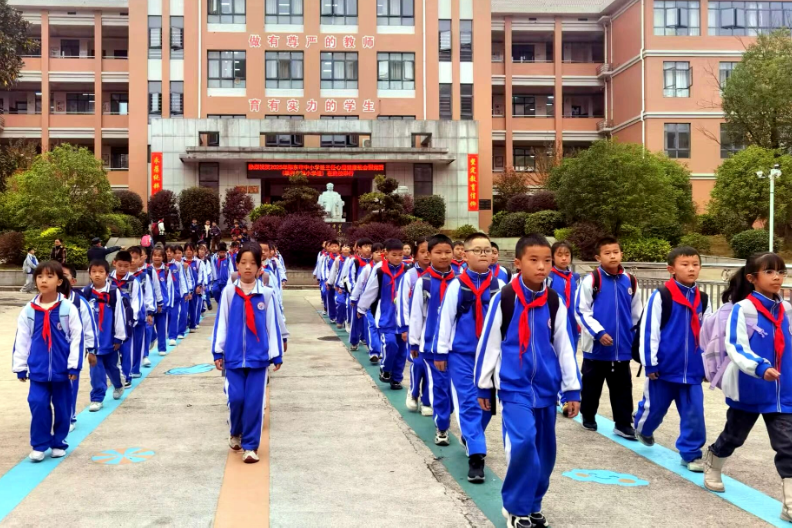 邵东市城区四小：放学路队展文明 打造校门口靓丽风景线