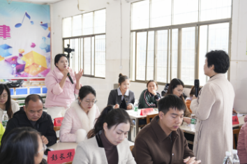 隆回县：银龄讲学 班主任培训暨数学课堂问诊