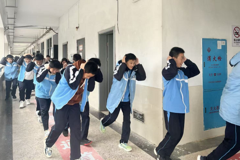 江永县民族中学开展防空暨消防安全疏散演练