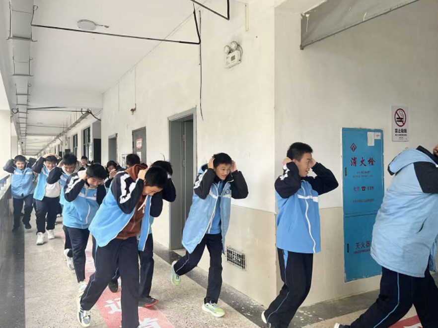 江永县民族中学开展防空暨消防安全疏散演练