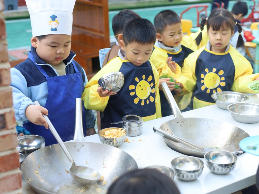 南县第三实验幼儿园：萌娃摘自种鲜蔬 烹家常美味