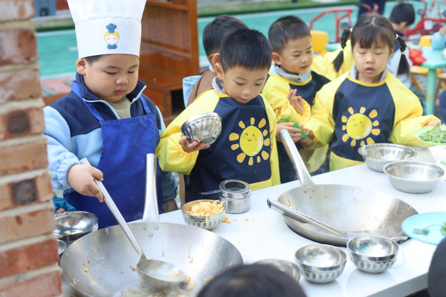 南县第三实验幼儿园：萌娃摘自种鲜蔬 烹家常美味