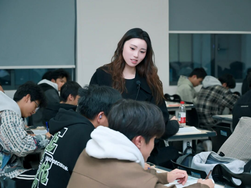 就业路上的“点灯人”——记湘潭理工学院辅导员蔡雪晴