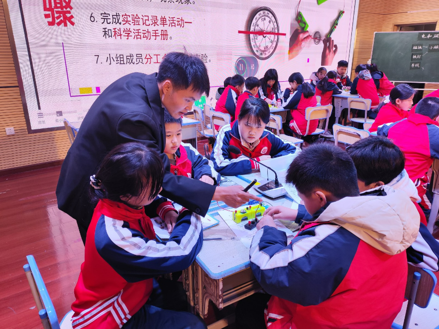 新晃：小学科学教师课堂“大秀场”，激活教育创新“新魔法”