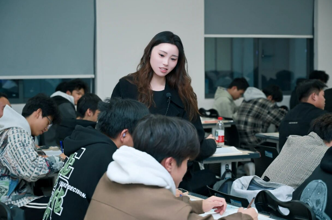 就业路上的“点灯人”——记湘潭理工学院辅导员蔡雪晴